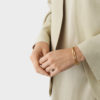 GEORG JENSEN - ARMRING, FUSION ÅPEN BANGLE GULT GULL - STYLING HENNE