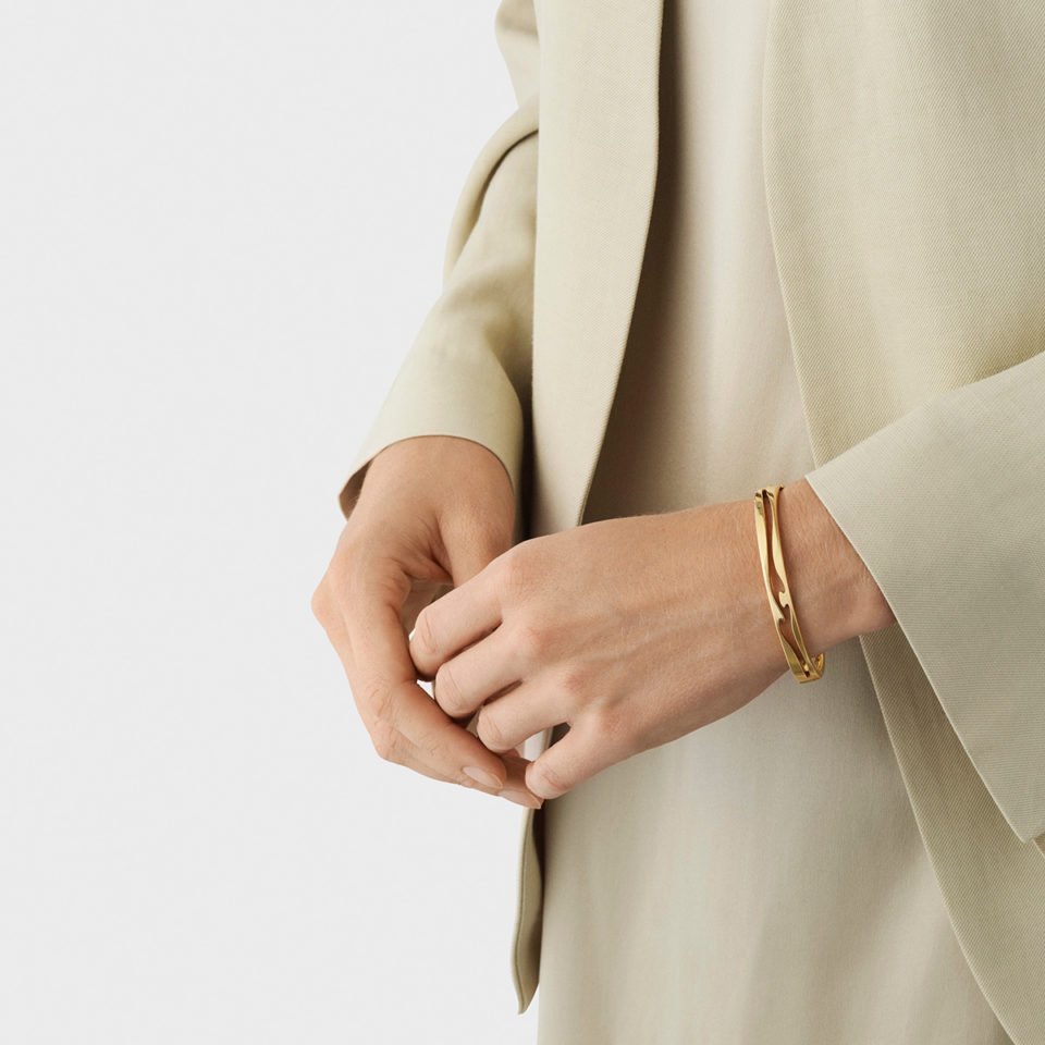 GEORG JENSEN - ARMRING, FUSION ÅPEN BANGLE GULT GULL - STYLING HENNE