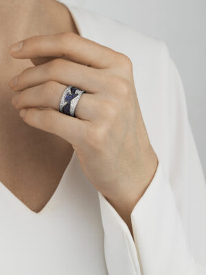 GEORG JENSEN - RING, FUSION CENTERRING BLÅ SAFIRER PAVÉ 0,70-1,11 CT. HVITT GULL - STYLING