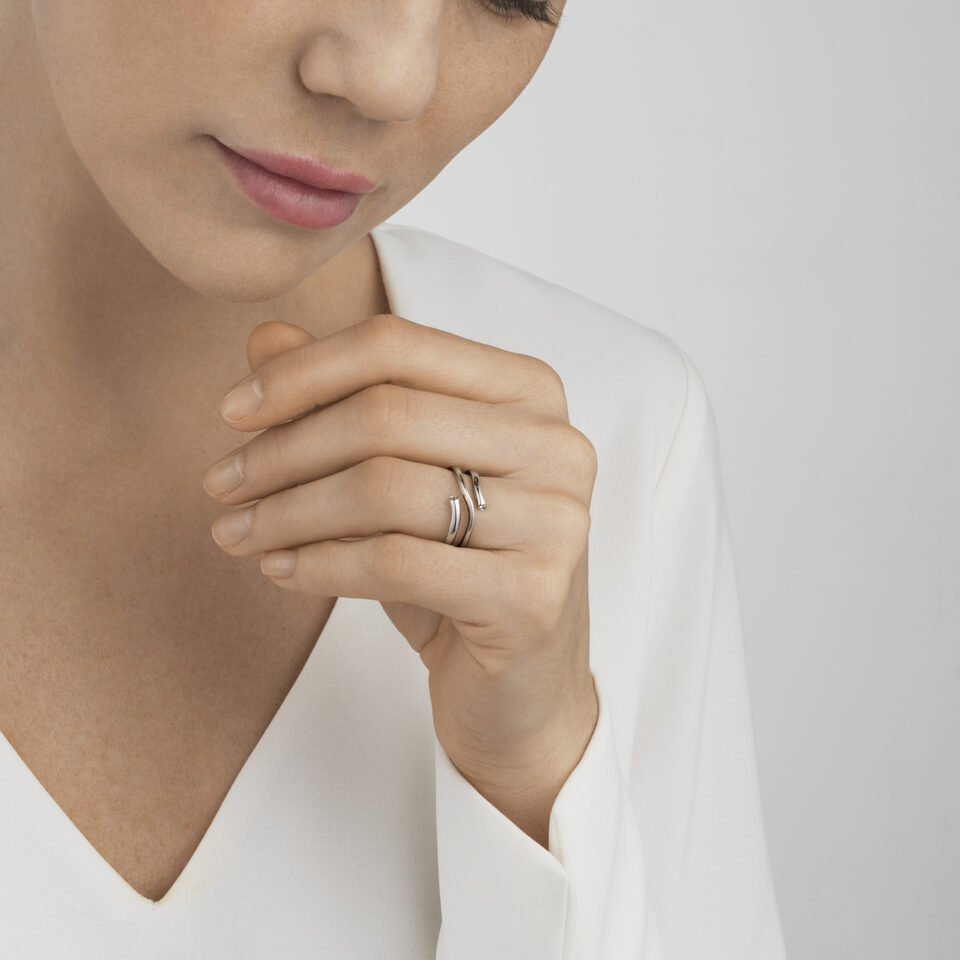 GEORG JENSEN - RING, MAGIC MED 2 BRILLIANTER 0,04 CT. HVITT GULL - STYLING