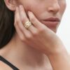 GEORG JENSEN - RING, FUSION CENTERRING KREMHVIT HYCERAM GULT GULL - STYLING