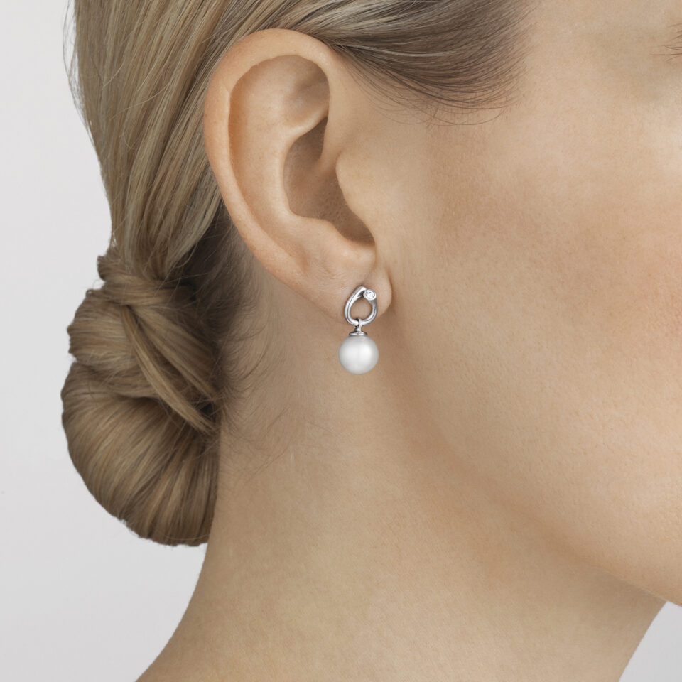 GEORG JENSEN - ØREDOBBER, MAGIC MED PERLER OG DIAMANTER 0,04 CT. HVITT GULL - STYLING