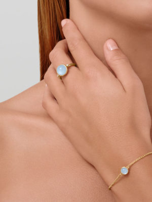 JULIE SANDLAU - ARMBÅND, PRIMINI MILKY AQUA - STYLING