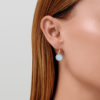 JULIE SANDLAU - ØREDOBBER, PRIME MILKY AQUA - STYLING