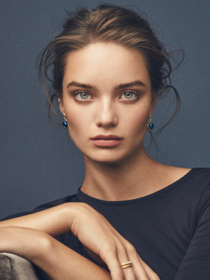 JULIE SANDLAU - ØREDOBBER, PRIME SAPPHIRE BLUE - STYLING