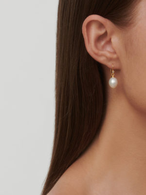 JULIE SANDLAU - ØREDOBBER, AFRODITE WHITE PEARL - STYLING