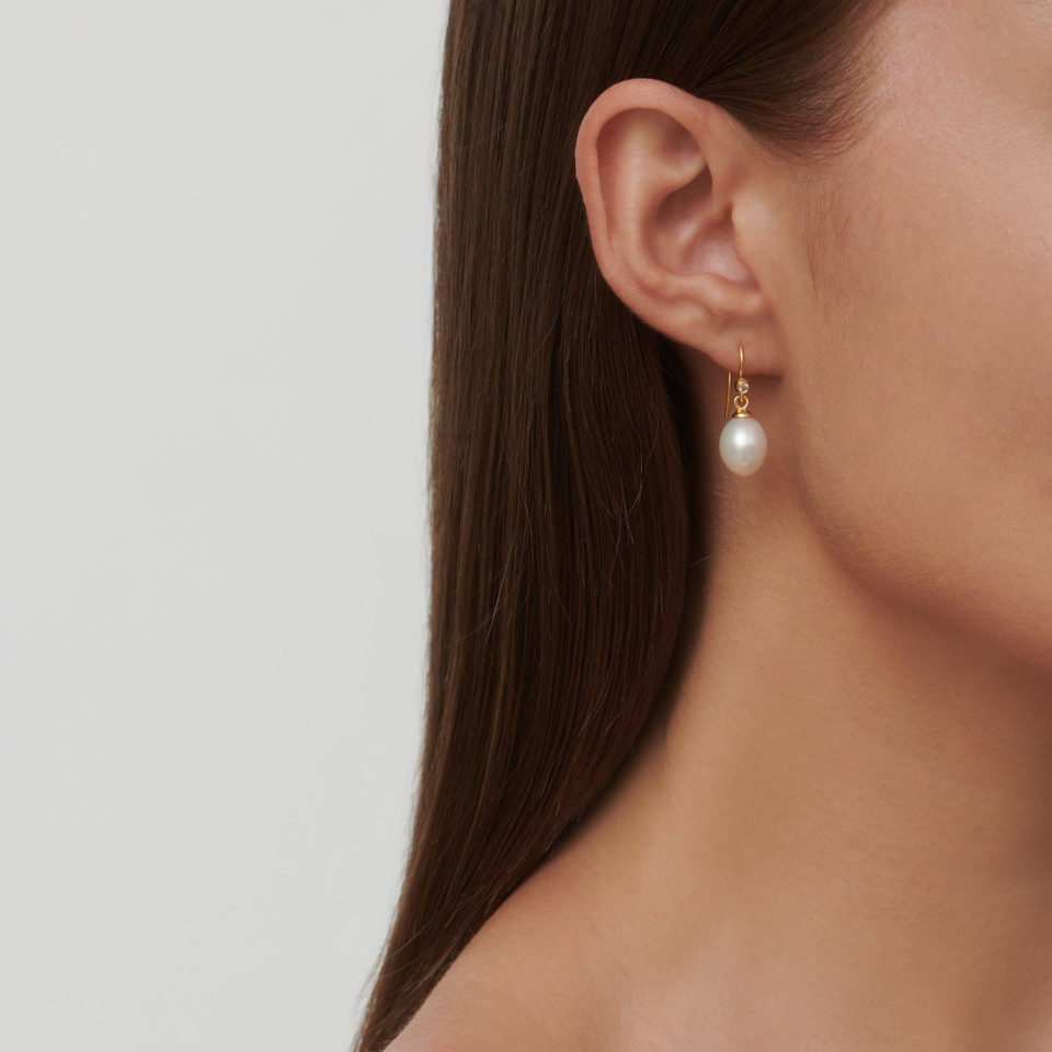 JULIE SANDLAU - ØREDOBBER, AFRODITE WHITE PEARL - STYLING