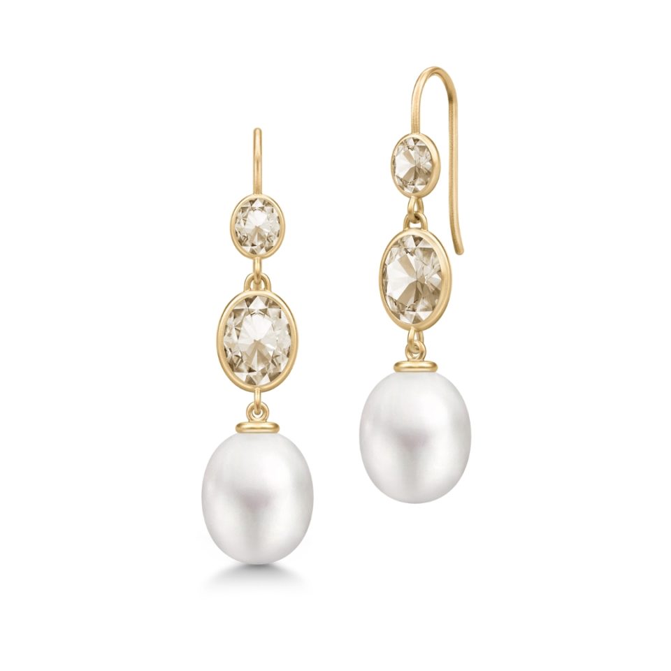 JULIE SANDLAU - ØREDOBBER, CALLAS CHANDELIERS WHITE PEARL