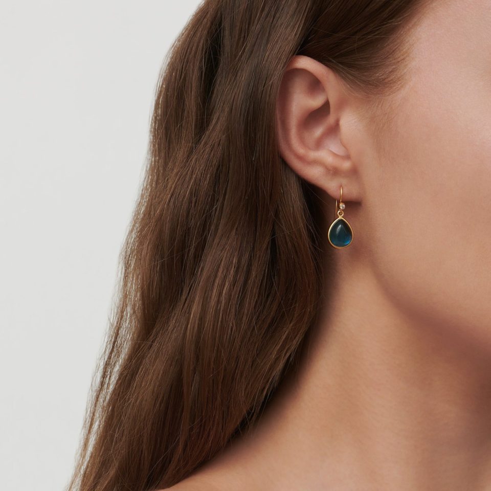 JULIE SANDLAU - ØREDOBBER, PALOMA SAPPHIRE BLUE - STYLING