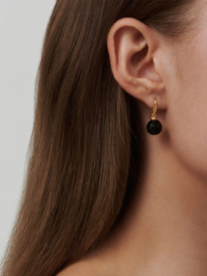 JULIE SANDLAU - ØREDOBBER, DIVINE ONYX - STYLING