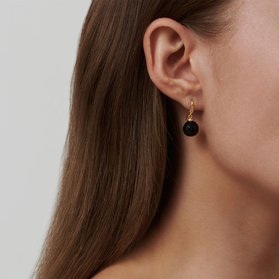 JULIE SANDLAU - ØREDOBBER, DIVINE ONYX - STYLING
