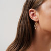 JULIE SANDLAU - ØREDOBBER, OLIVIA CHANDELIER PEACH MORGANITE - STYLING