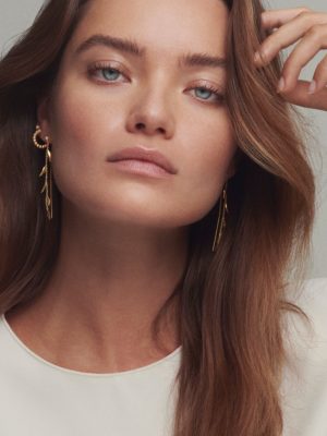 JULIE SANDLAU - ØREDOBBER, GRACE MINI HOOPS CLEAR - STYLING