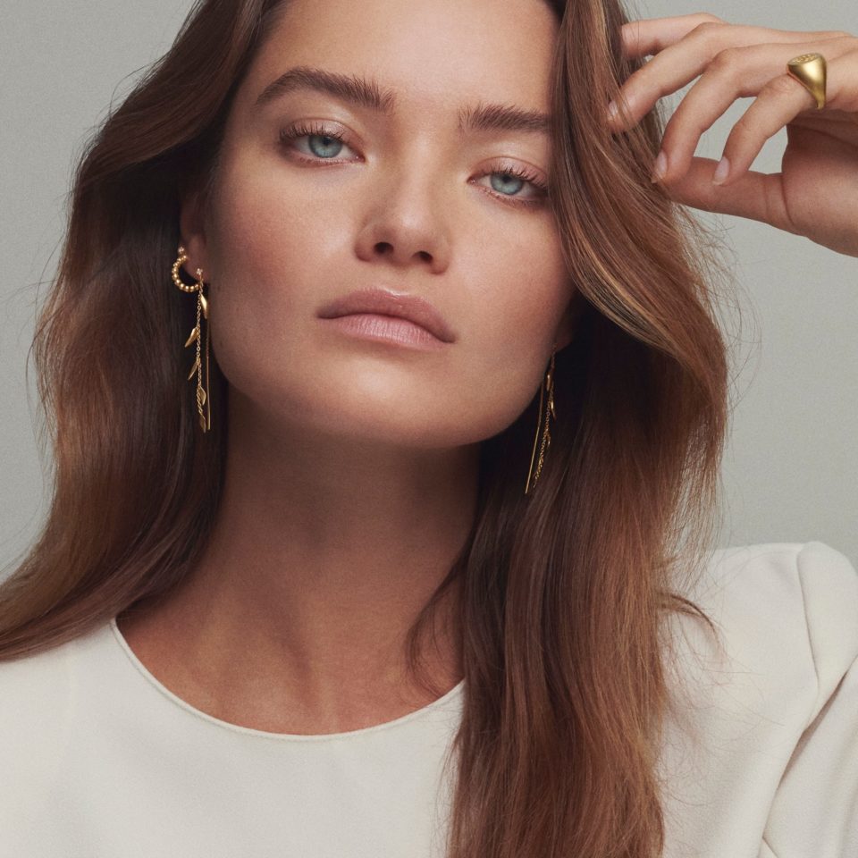 JULIE SANDLAU - ØREDOBBER, GRACE MINI HOOPS CLEAR - STYLING