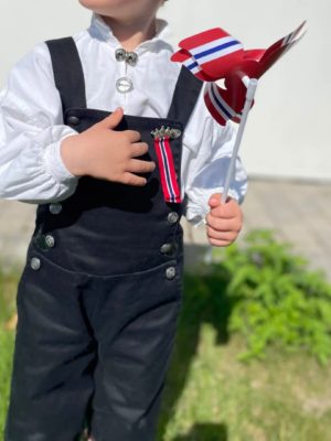 EIK BARN - MIN FØRSTE 17. MAI SLØYFE OG SØT BAMSE - STYLING