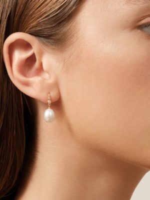 JULIE SANDLAU - ØREDOBBER, PERLA WHITE PEARL - STYLING